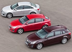 Foto das três versões (hatch, sedan e station wagon) da primeira geração do Chevrolet Cruze (2008-)