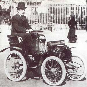 Foto de Louis Renault dirigindo um Renault Voiturette em 1903